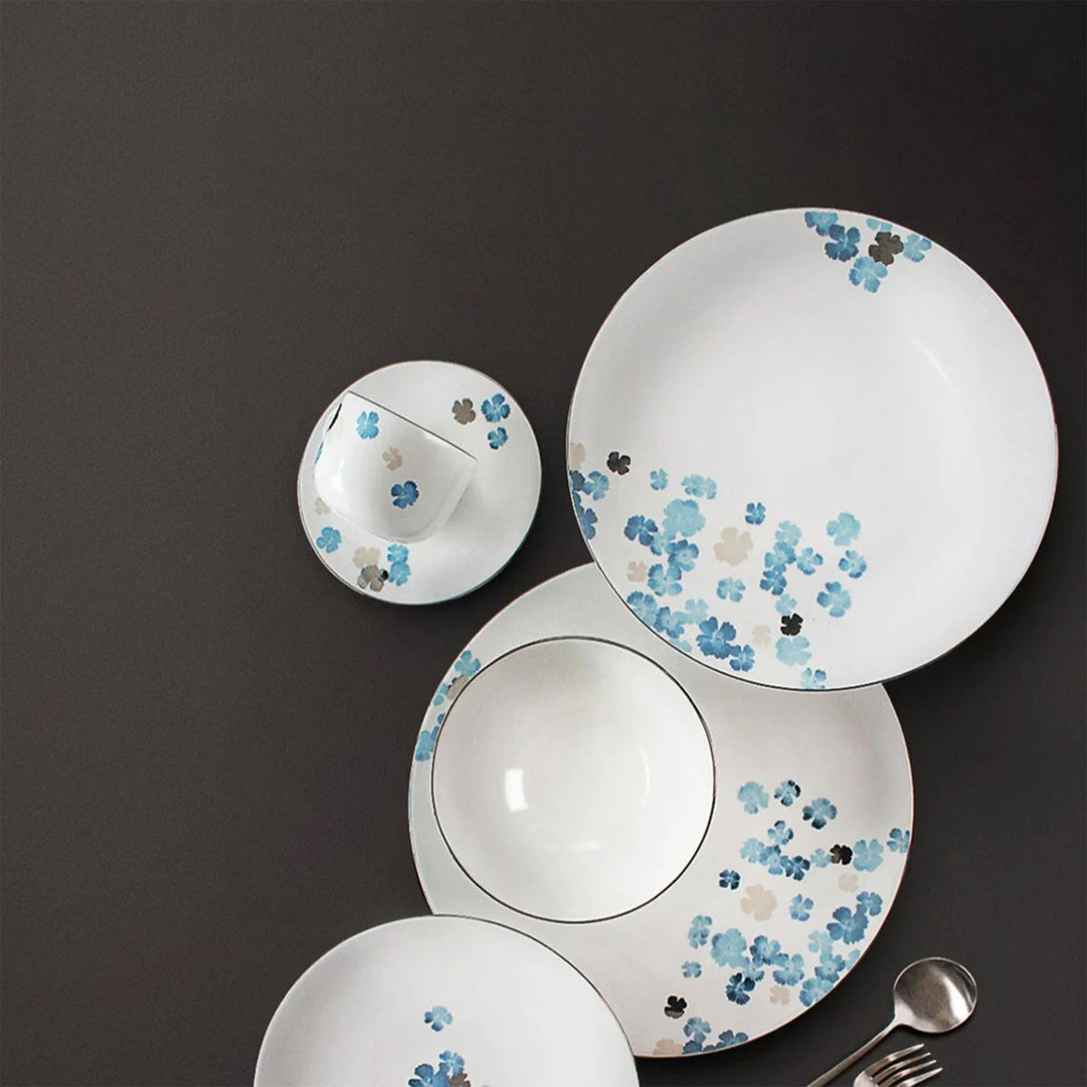 Water Blossoms Dinner Set